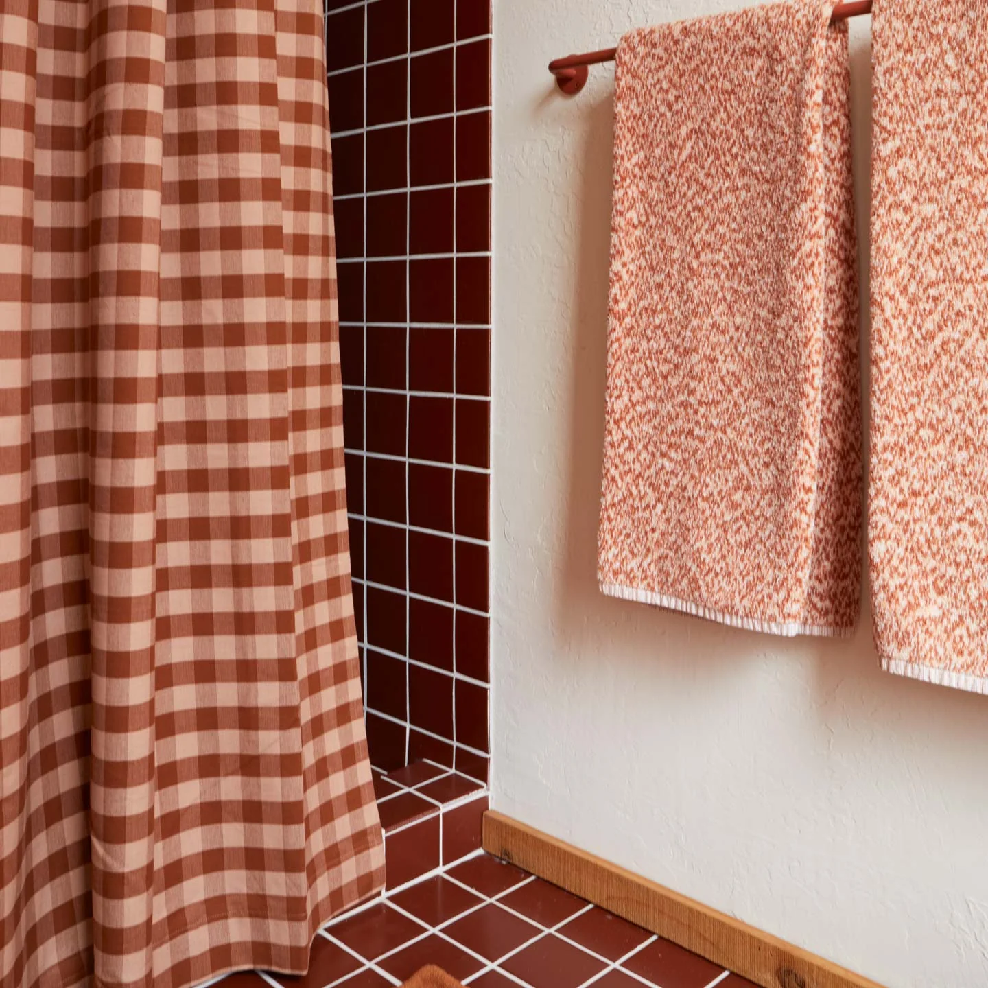 Essential Gingham Shower Curtain - Blush/Terracotta - Image 5