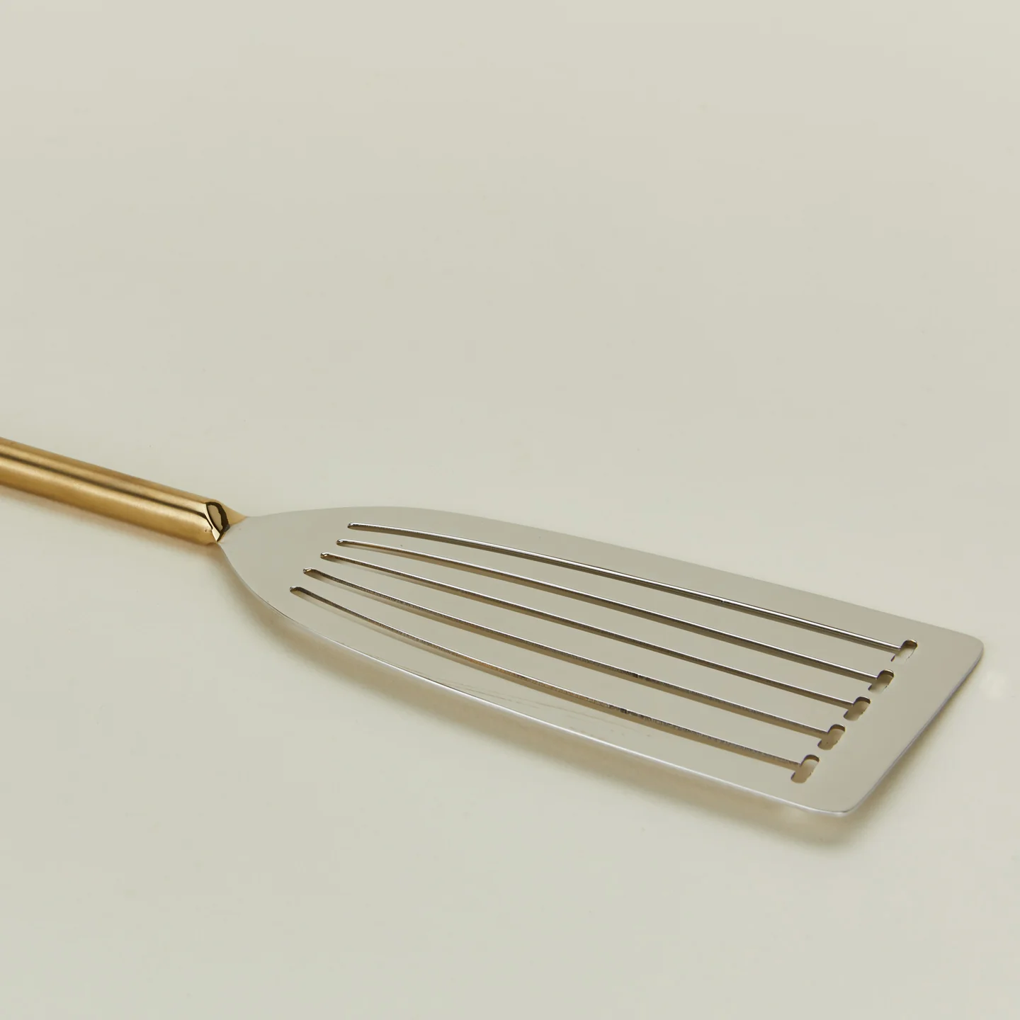 Simple Metal Fish Spatula - Brass - Image 4